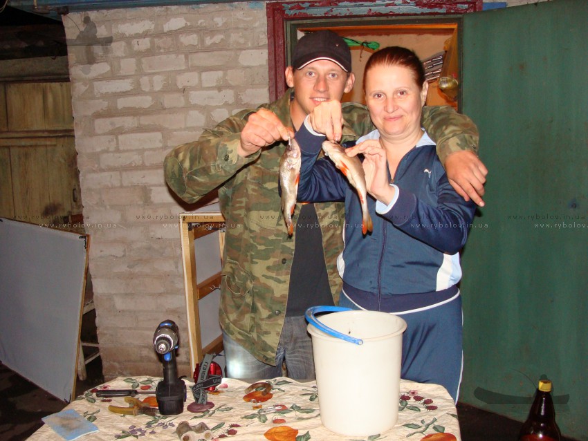 Тёща принимает активное участие ,нанизывает рыбу на крючки)