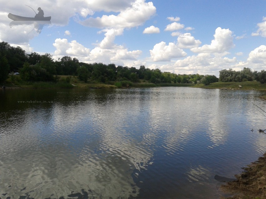 справа от домика