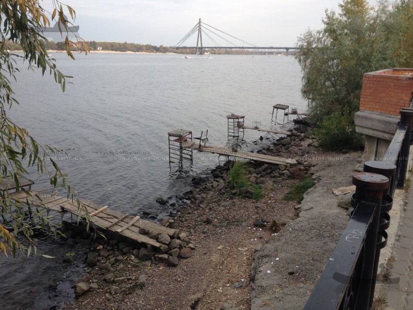 Рыбалка на Днепре с видом на Московский мост