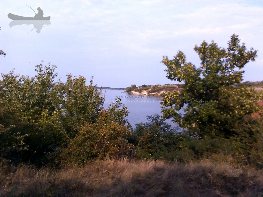 вдали виднеется берег второй затоки Карачунов
